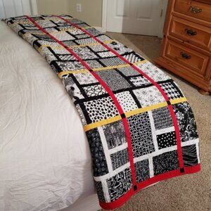 Contemporary Black & White Pieced Bed Quilt 70" x 87" Excellent Condition